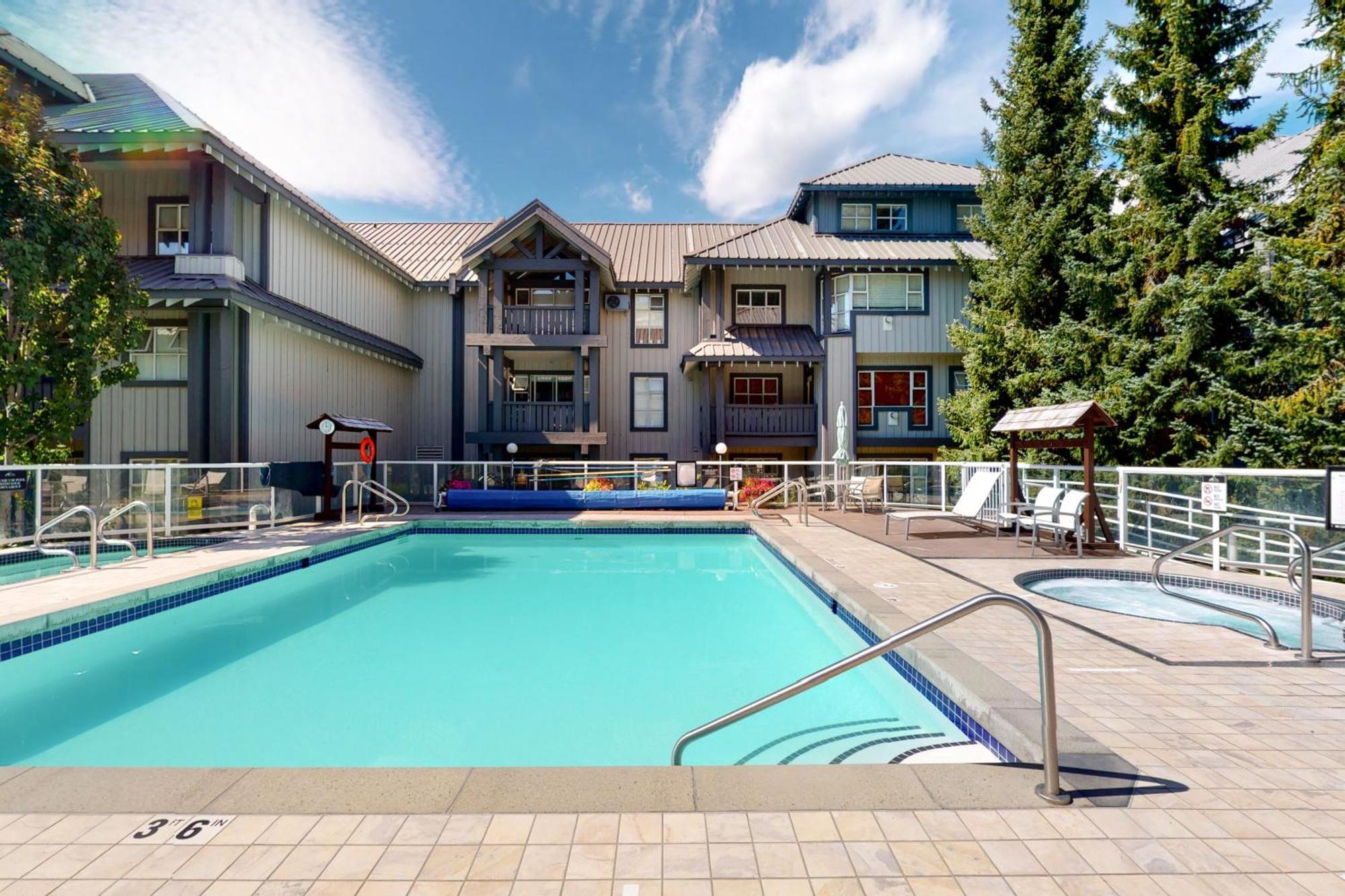 Glacier Lodge Уислър Екстериор снимка